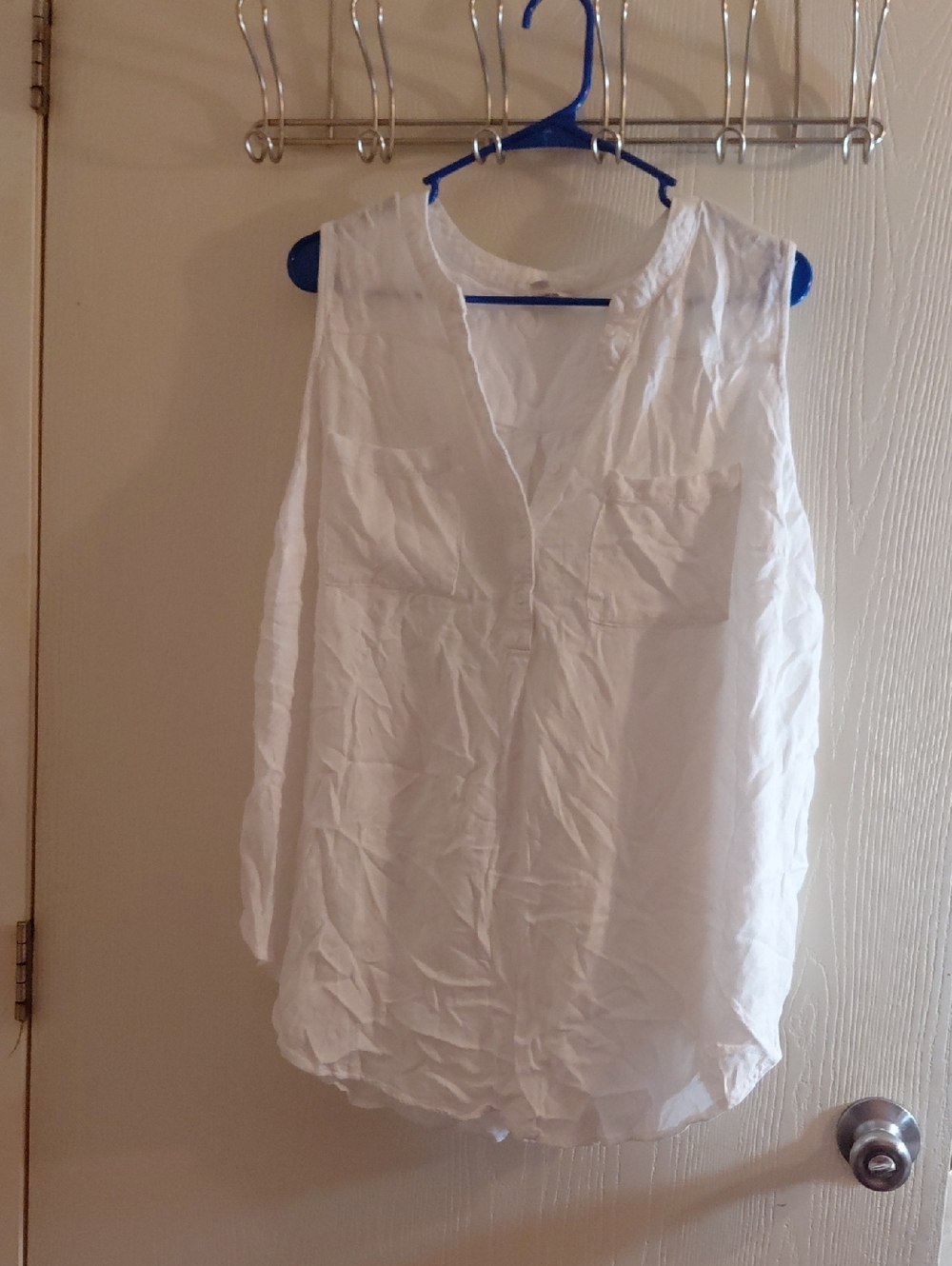 Lightweight White Sleeveless V-Neck Pocket Camisole